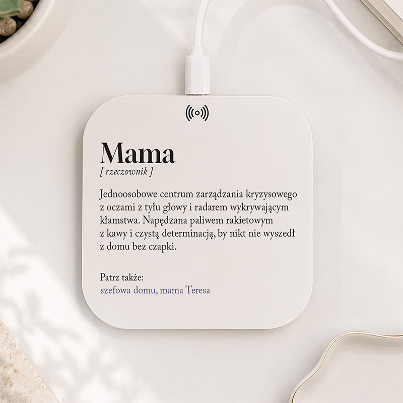 Personalizowana biała ładowarka indukcyjna z definicją słowa Mama i imieniem Teresa.