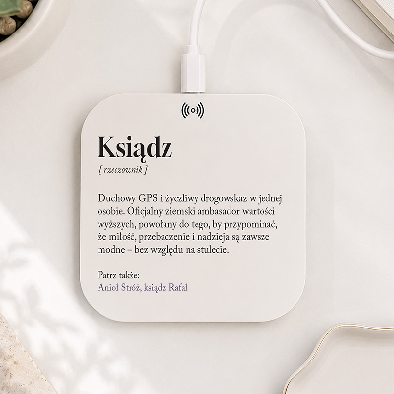 Personalizowana ładowarka indukcyjna ze śmieszną definicją słowa. Praktyczny prezent dla księdza.