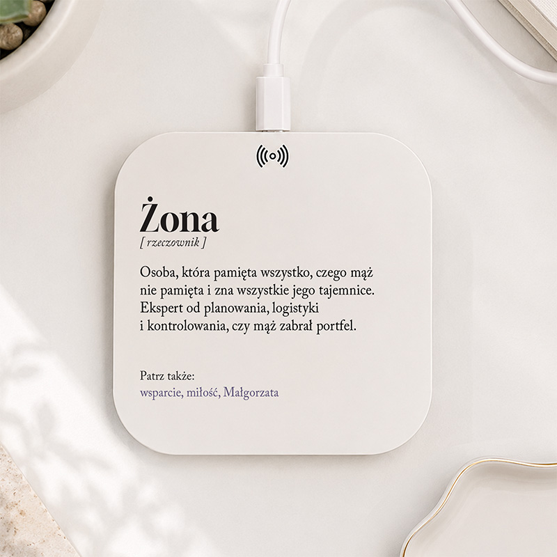Personalizowana ładowarka indukcyjna ze śmieszną definicją słowa. Praktyczny prezent dla żony.