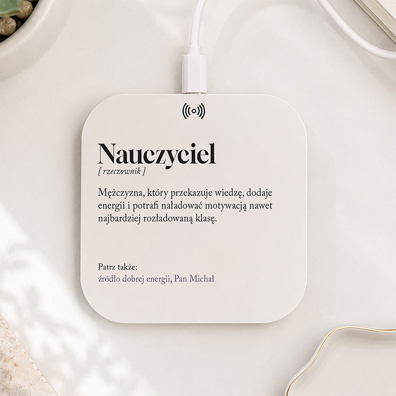 Indukcyjna ładowarka z napisem "Nauczyciel" definiującym go jako osobę dodającą energii i motywującą innych.