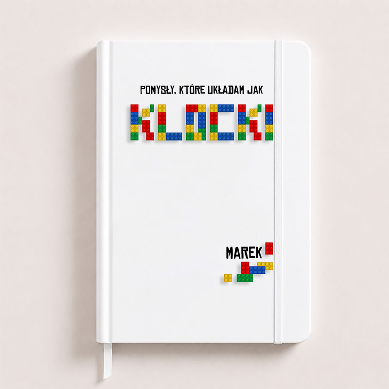 Personalizowany notatnik dla miłośnika układania LEGO posiada kolorową grafikę klocków oraz imię właściciela.