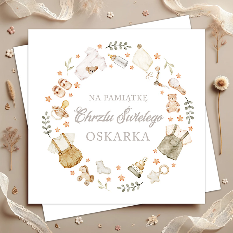 Personalizowana kartka na Chrzest Święty z imieniem i pastelową grafiką dziecięcych akcesoriów.