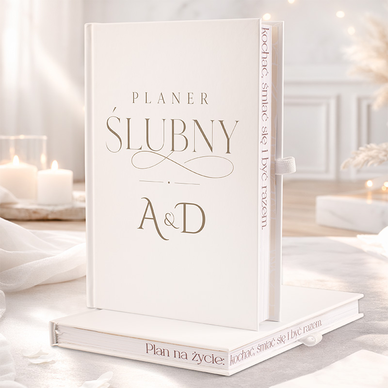 Personalizowany planer ślubny z inicjałami Pary Młodej i zdobionymi brzegami stron.
