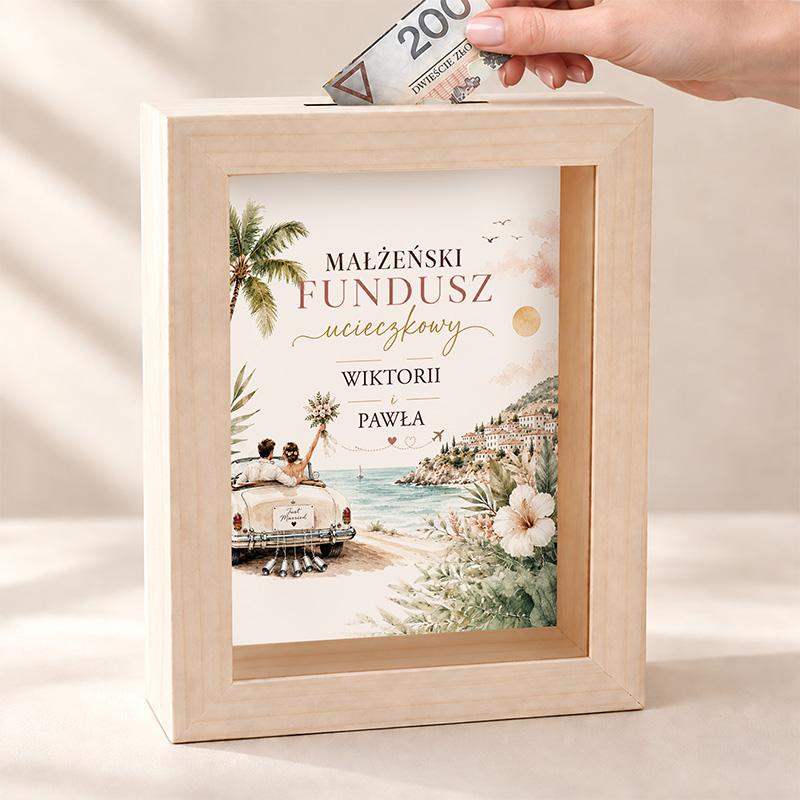 Skarbonka z napisem "Małżeński Fundusz Weselny" z ilustracją plaży i parą w samochodzie.