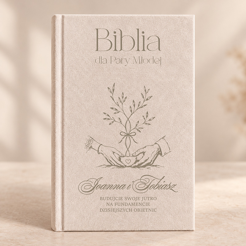 Biblia dla Pary Młodej z ilustracją dłoni trzymających roślinę; elegancka okładka w jasnym odcieniu z napisem.
