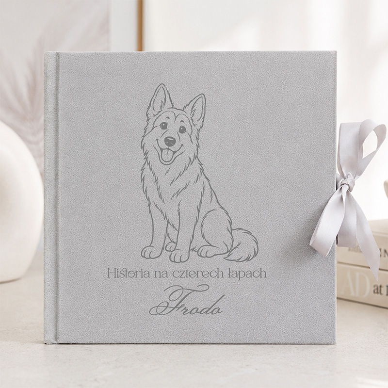 Welurowy album na zdjęcia owczarka został ozdobiony ilustracją psa, sentencją oraz personalizowanym imieniem pupila.