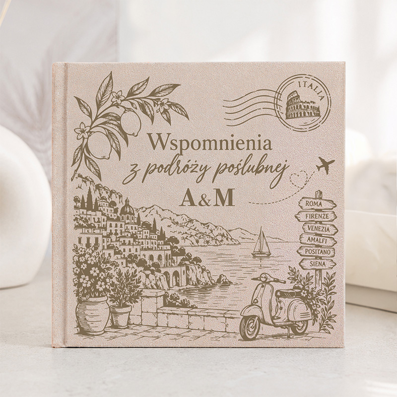 Welurowy album wspomnień z podróży poślubnej do Włoch posiada personalizowane inicjały oraz elegancką włoską grafikę.