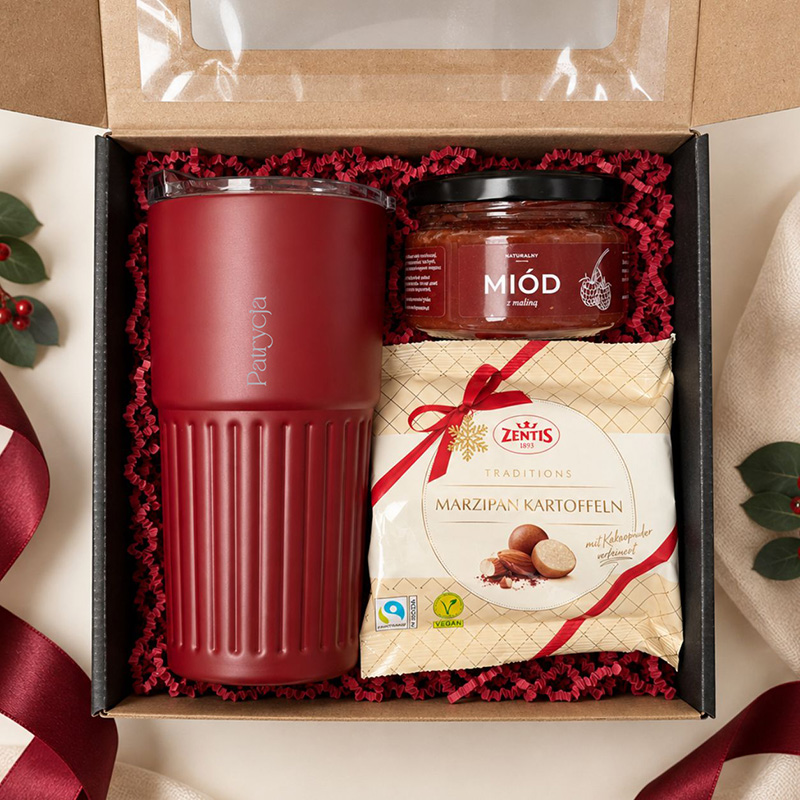 Personalizowany zestaw prezentowy z kubkiem termicznym w kolorze merlot zawiera miód smakowy i kartofelki marcepanowe.