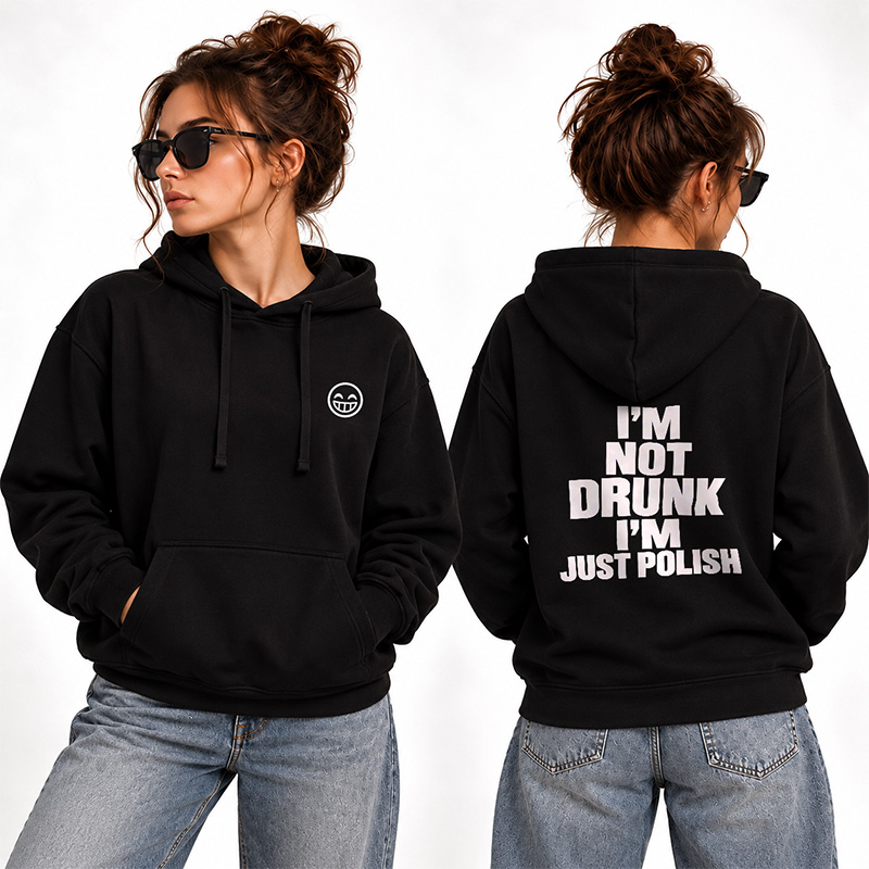 Kobieta w czarnej bluzie z kapturem, nosząca okulary przeciwsłoneczne, z napisem na plecach: "I'm not drunk, I'm just Polish".