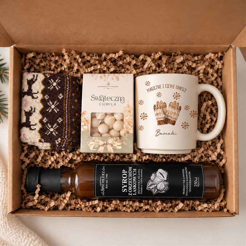 Świąteczny box prezentowy dla kobiety zawiera personalizowany kubek z imieniem, syrop z orzechów laskowych, słodkości i zimowe skarpety.