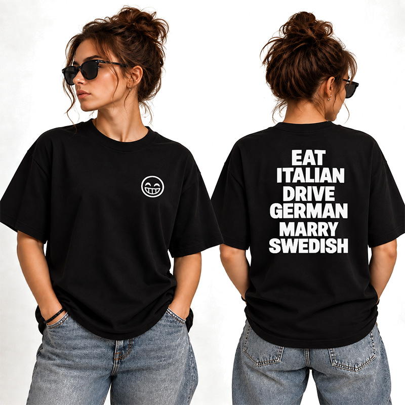Czarna koszulka z krótkim rękawem z nadrukiem na plecach: "EAT ITALIAN, DRIVE GERMAN, MARRY SWEDISH". Modelka nosi okulary przeciwsłoneczne.