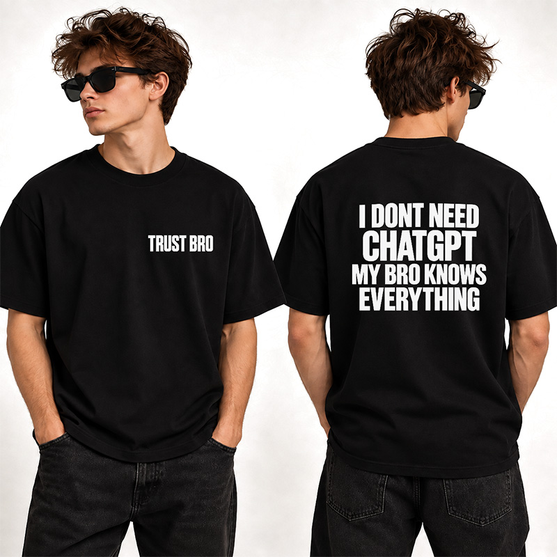 Mężczyzna w czarnym T-shircie z przodu z napisem "TRUST BRO" i z tyłu z napisem "I DONT NEED CHATGPT MY BRO KNOWS EVERYTHING".
