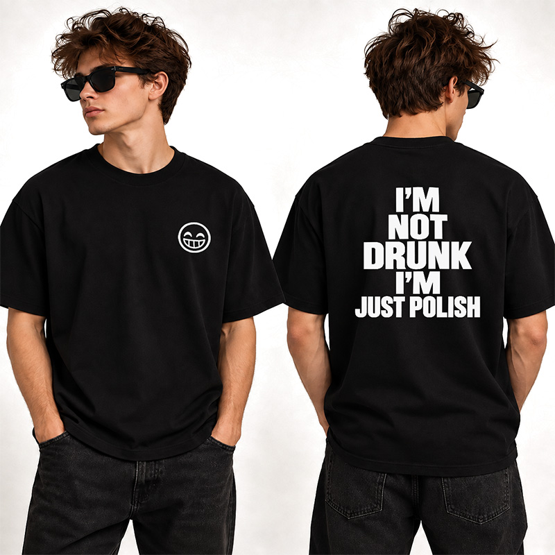 Mężczyzna w czarnej koszulce z napisem "I'M NOT DRUNK, I'M JUST POLISH" na plecach, nosi okulary przeciwsłoneczne.