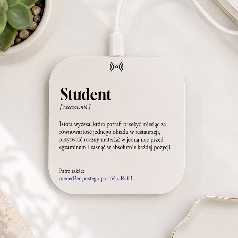Kwadratowa ładowarka z tekstem dotyczącym statusu studenta.