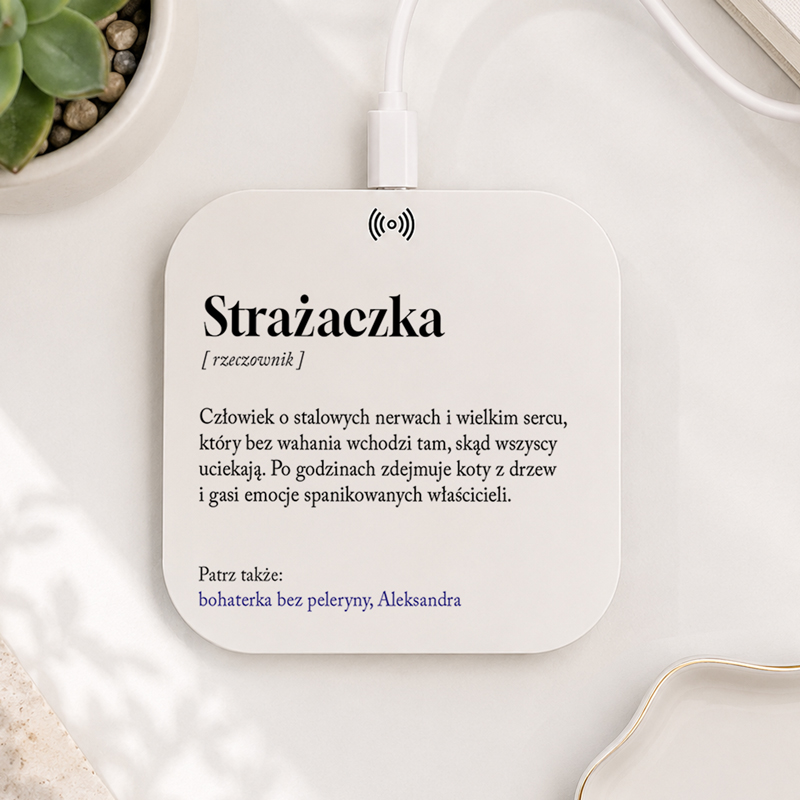 Tekst opisuje postać "Strażaczki", podkreślając jej cechy i rolę w opiece nad kotami.